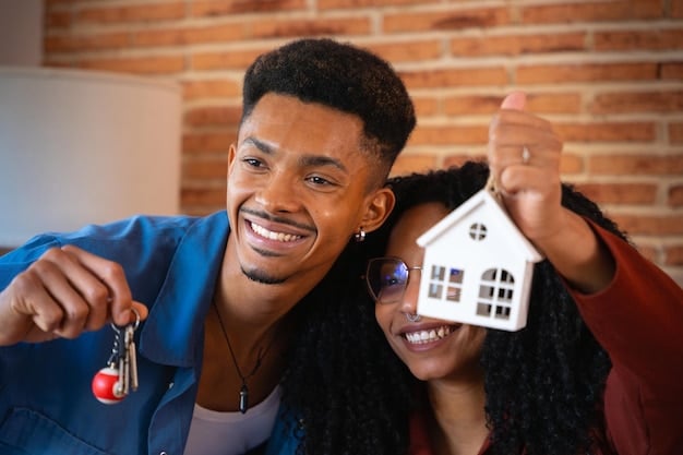 un couple montrant une mini-maison en bois et une clé avec un porte-clés