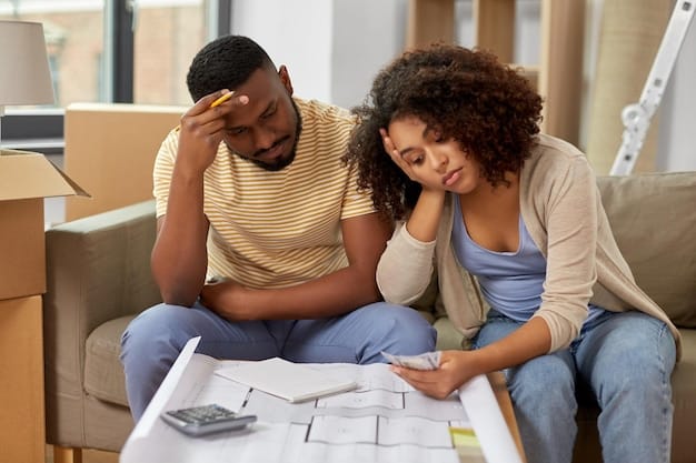 un couple triste avec un plan comptant de l'argent à la maison