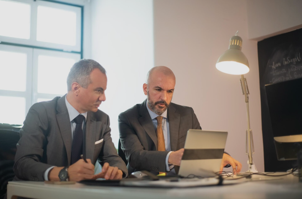 Risque ou stratégie ? comment les investisseurs avisés prennent-ils de meilleures décisions ?